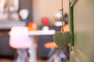une chambre en forme de cœur pincée sur une porte dans l'établissement Les Orchidées, à Cluny