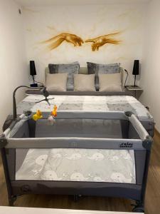 ein Bett mit zwei Spielzeugfiguren in einem Schlafzimmer in der Unterkunft Rüdesheimer Wohlfühloase in Rüdesheim am Rhein