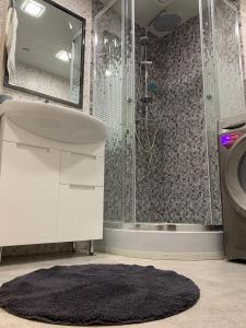 un baño con lavabo y ducha en Brand new comfortable apartments in Sevan city, en Sevan