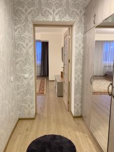 einen Flur mit einer Tür, die zu einem Zimmer führt in der Unterkunft Brand new comfortable apartments in Sevan city in Sewan