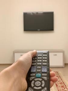En tv och/eller ett underhållningssystem på Brand new comfortable apartments in Sevan city