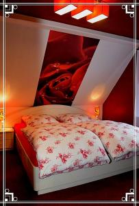 EschedeにあるFerienwohnung Heideschwedin lの赤い壁のベッドルーム1室(白いベッド1台付)