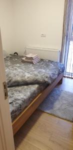 A bed or beds in a room at Apartman Mina Divcibare