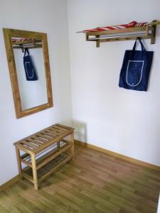 een kamer met een spiegel en een stapelbed bij Ferienwohnung Familie Schneider in Neustadt in Sachsen