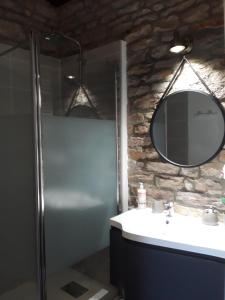 Vonios kambarys apgyvendinimo įstaigoje Hamac et potager Gîte et chambre d'hôtes