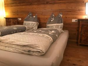 ein Schlafzimmer mit zwei Betten mit Kissen in der Unterkunft Tiroler Knusperhäuschen in Tannheim