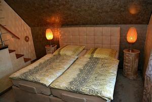 Tempat tidur dalam kamar di FERIENWOHNUNG HEIDESCHWEDIN ll