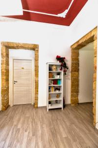 um quarto com uma porta e uma estante de livros em GARDEN HOUSE: APARTMENTS AND ROOMS FOR HOLIDAYS em Palermo