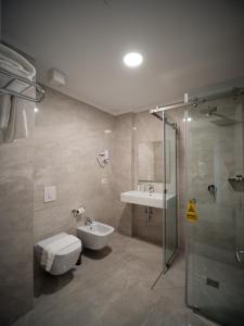 Koupelna v ubytování Light Hotel