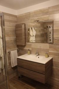 ein Bad mit einem Waschbecken und einem Spiegel in der Unterkunft Duecuori & Una spa in Lecce