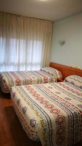 Ліжко або ліжка в номері Hospedaje Covadonga