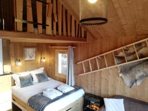 En eller flere senger på et rom på Ma Cabane des Hautes-Alpes