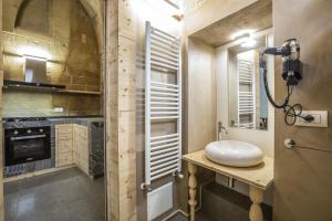 レッチェにあるCasa Vacanze in Centro "Relais Santa Croce"の洗面台とガラスのシャワーを備えたバスルーム +27枚の写真