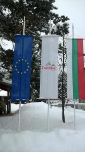 trois drapeaux dans la neige avec des arbres en arrière-plan dans l'établissement Paradise SPA Hotel, à Tsigov Chark