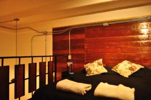 sypialnia z łóżkiem i drewnianą ścianą w obiekcie Loft Histórico Manuel Rodriguez w mieście Iquique