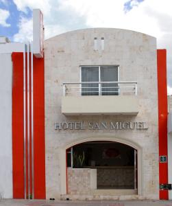 un edificio con un hotel San Miguel en Hotel San Miguel, en Progreso
