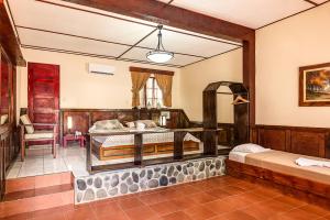 a bedroom with two beds and a table at Hotel Playa Bejuco in Esterillos Este