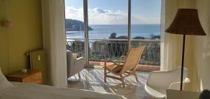 滨海自由城Vue mer exceptionnelle entre Nice et Monaco的一间带床的卧室和一个可欣赏美景的阳台