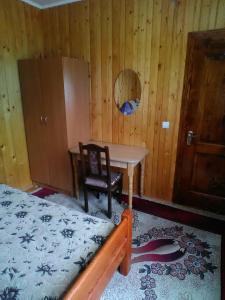 ヤレムチャにあるSadyba Zavitaikoのテーブル、椅子、ベッドが備わる客室です。