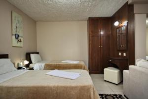 A bed or beds in a room at Menalia Villas & Suites ΚΤΗΜΑ ΚΟΥΜΠΟΥΡΗ