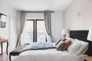 A bed or beds in a room at La Suite al Vaticano