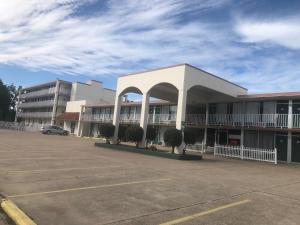 ein leerer Parkplatz vor einem Gebäude in der Unterkunft Willow Tree Inn Branson in Branson