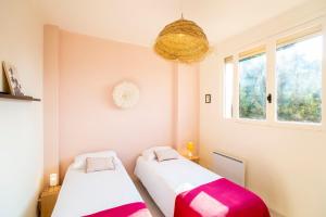 滨海自由城Vue mer exceptionnelle entre Nice et Monaco的有两张床的房间有两扇窗户