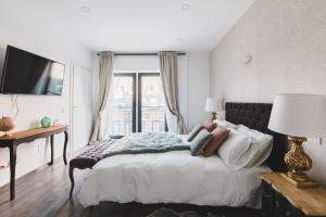 A bed or beds in a room at La Suite al Vaticano