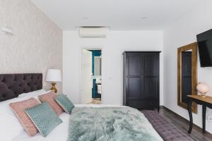A bed or beds in a room at La Suite al Vaticano