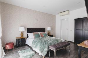 A bed or beds in a room at La Suite al Vaticano