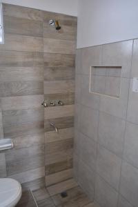 Un baño con ducha y WC. en View Point Apart Nogal, en Villa Giardino