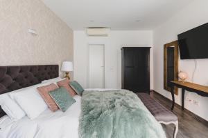 A bed or beds in a room at La Suite al Vaticano