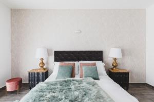 A bed or beds in a room at La Suite al Vaticano
