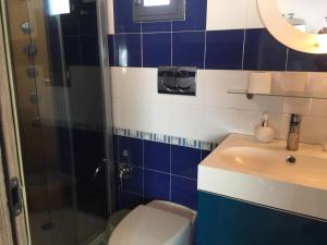 een badkamer met een toilet, een wastafel en een douche bij Oasi Love in Fiumefreddo di Sicilia