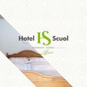 施庫爾的住宿－Hotel Scuol，一间有床的卧室,和酒店一起,广告上是苏塞利