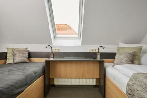 La salle de bains est pourvue de 2 lits et d'un lavabo. dans l'établissement Gold House Pension, à Balatonfüred