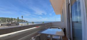 a room with a table and a view of the beach at Hotel Rivadavia in Piriápolis