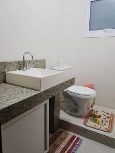 a bathroom with a sink and a toilet at Casa condomínio lagoa cortada in Balneário Gaivotas