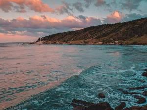 vista sull'oceano con una collina sullo sfondo di Recanto Vó Terezinha a Imbituba