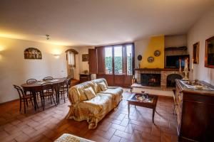a living room with a couch and a table at Villa Nuba, in campagna e a 5 minuti dal cuore del centro storico, elegante residenza con due sale da bagno, jacuzzi e ogni comfort in Perugia