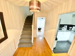 Kuchyň nebo kuchyňský kout v ubytování Convenient Manchester city centre 3BD with free parking