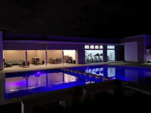a swimming pool in a house at night at El mejor apartamento en excelente ubicación. in San José