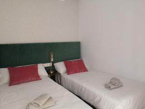Posteľ alebo postele v izbe v ubytovaní Apartamento Málaga 2 dormitorios - ARAMAR
