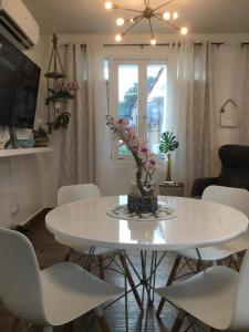 una mesa blanca y sillas en la sala de estar. en 2 bdr beach apartment, generator parking included, en San Juan