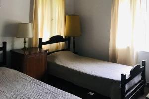 ein Hotelzimmer mit 2 Betten und einem Fenster in der Unterkunft Duplex en San Lorenzo, Salta in Salta