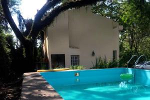 - une piscine en face d'une maison dans l'établissement Duplex en San Lorenzo, Salta, à Salta
