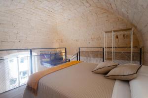 una camera con un letto e una grande finestra di Casa Capasa a Bari