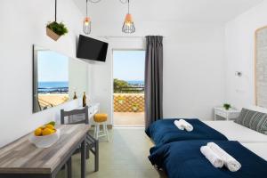 Postel nebo postele na pokoji v ubytování Pefkos View Suites & Maisonette