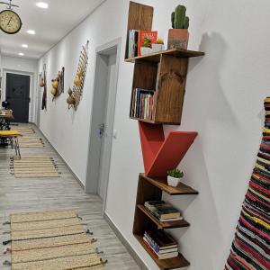 Knihovna v apartmánu