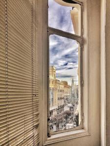 une fenêtre ouverte avec vue sur la ville dans l'établissement Hostal Mayor, à Madrid